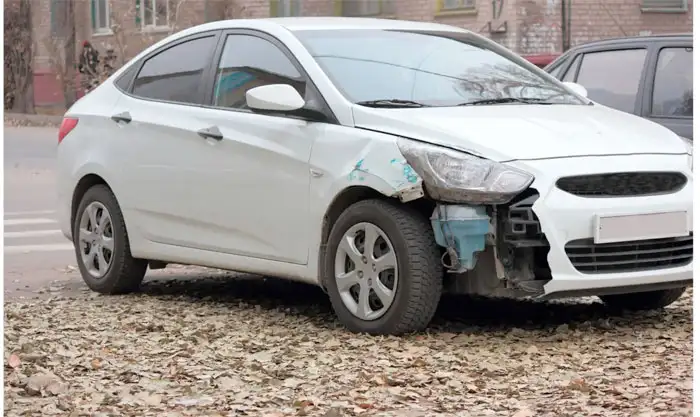 Weiße Limousine mit Motorschaden in Trostberg